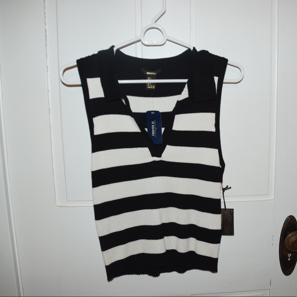 Cropped sleeveless top with collar